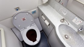 La sigur n-ai știut asta: Unde se duc deșeurile de la toaleta din avion